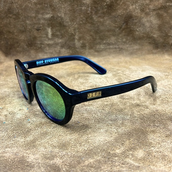 DIFF Mirrored Reflective Lens Sunglasses - Picture 5 of 9